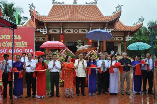 Phó Thủ tướng nước CHDCND Lào cùng các đồng chí nguyên lãnh đạo Nhà nước, lãnh đạo tỉnh cắt băng khánh hạ đền thờ Tăng Bạt Hổ. Ảnh: VĂN LƯU