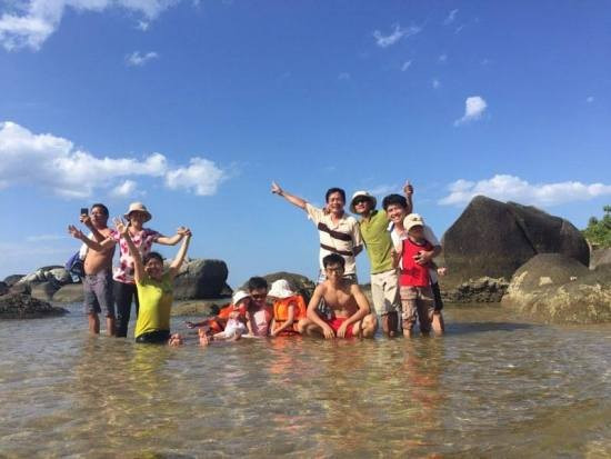 Bãi biển tại Vũng Bồi trải dài, nước trong vắt có thể thấy san hô. Bãi biển tại Vũng Bồi trải dài, nước trong vắt có thể thấy san hô.