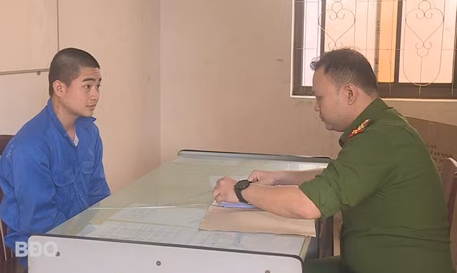 CA huyện Tuy Phước làm việc với một đối tượng liên quan đến ma túy. Ảnh: T.LONG