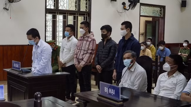 Bị cáo Phạm Ngọc Cang cùng đồng bọn thừa nhận hành vi sai trái của mình trước tòa. Ảnh: KIỀU ANH