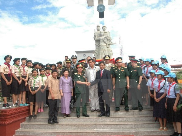 Các đại biểu chụp ảnh lưu niệm. (Ảnh: Trần Chí Hùng-Danh Chanh Đa/TTXVN) Các đại biểu chụp ảnh lưu niệm. (Ảnh: Trần Chí Hùng-Danh Chanh Đa/TTXVN)
