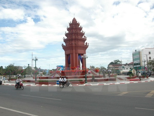 Tượng Đài độc lập tỉnh Kompong Chhnang. (Ảnh: Trần Chí Hùng-Danh Chanh Đa/ TTXVN) Tượng Đài độc lập tỉnh Kompong Chhnang. (Ảnh: Trần Chí Hùng-Danh Chanh Đa/ TTXVN)