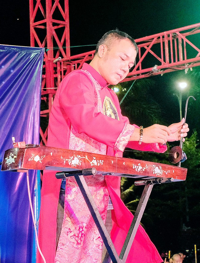 Nghệ sĩ Trần Quang Hiếu biểu diễn độc tấu đàn bầu. Ảnh: NGỌC NHUẬN Nghệ sĩ Trần Quang Hiếu biểu diễn độc tấu đàn bầu. Ảnh: NGỌC NHUẬN