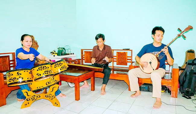 Nghệ sĩ Đỗ Anh Bình (giữa) cùng vợ và con trai tập luyện tiết mục biểu diễn. Ảnh: NGỌC NHUẬN Nghệ sĩ Đỗ Anh Bình (giữa) cùng vợ và con trai tập luyện tiết mục biểu diễn. Ảnh: NGỌC NHUẬN