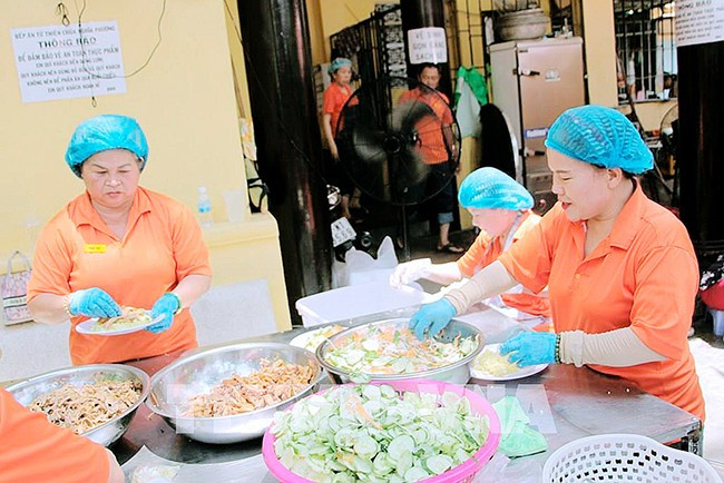 Các thành viên của bếp ăn đảm bảo an toàn thực phẩm, đảm bảo chất lượng cho các suất ăn.
