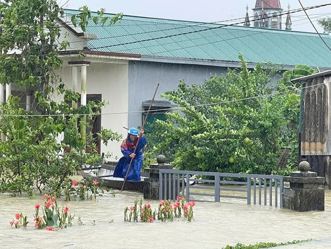 Người dân thôn Hội Điền, xã Hải Phong, huyện Hải Lăng, tỉnh Quảng Trị dùng thuyền đi lại do ngập sâu, chiều 13.6