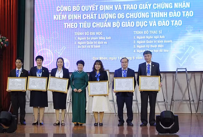 TS Phí Thị Nguyệt Thanh, Phó Giám đốc Trung tâm Kiểm định chất lượng giáo dục Thăng Long trao quyết định công nhận kiểm định chất lượng chương trình đào tạo theo tiêu chuẩn AUN-QA 4.0 và Bộ GD&ĐT cho các ngành. Ảnh: TRỌNG LỢI