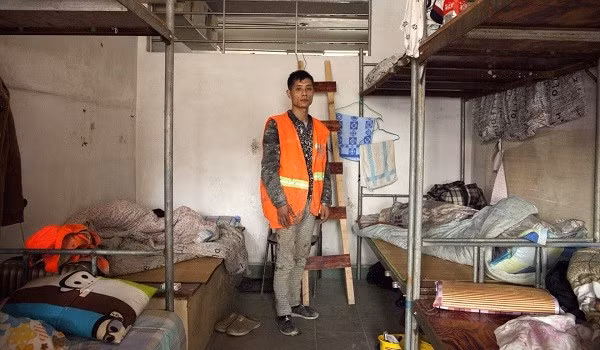 Li Weibin, 30 tuổi, là một công nhân xây dựng và chưa từng có người yêu. Ảnh: Giulia Marchi