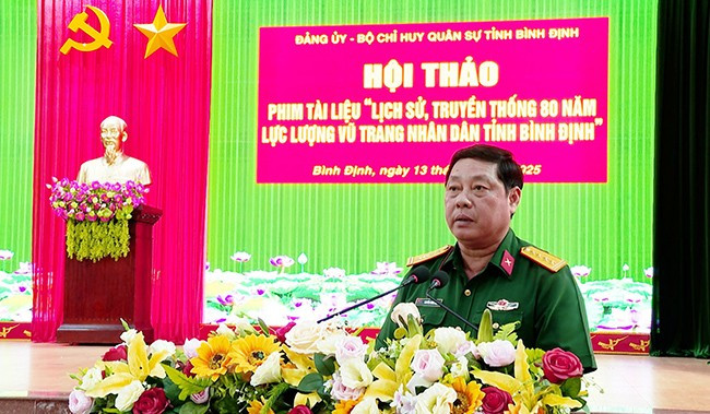 Đại tá Nguyễn Xuân Sơn - Chính ủy Bộ CHQS tỉnh phát biểu đề dẫn Hội thảo. Ảnh: H.P