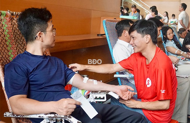 Người dân TP Quy Nhơn hiến máu tại ngày hội “Giọt máu hồng đất Võ”, sáng 13.6. Ảnh: D.L