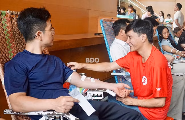 Người dân TP Quy Nhơn hiến máu tại ngày hội “Giọt máu hồng đất Võ”, sáng 13.6. Ảnh: D.L