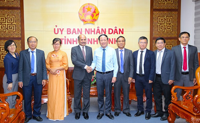 Chủ tịch UBND tỉnh Phạm Anh Tuấn và Ngài Sandeep Arya - Đại sứ Ấn Độ tại Việt Nam chụp ảnh lưu niệm cũng lãnh đạo các sở, ngành. Ảnh: H.THU