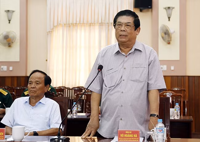 Nguyên Bí thư Tỉnh ủy Vũ Hoàng Hà phát biểu đóng góp ý kiến. Ảnh: H.P