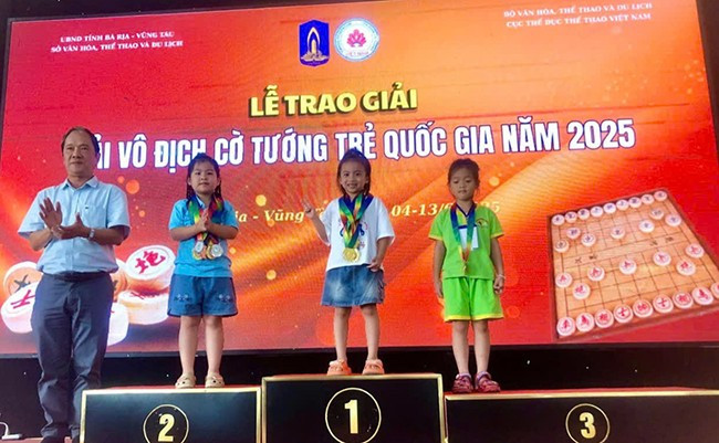 VĐV Trần Tuệ Mẫn (Bình Định) giành HCV nội dung cờ truyền thống U6. Ảnh ĐVCC