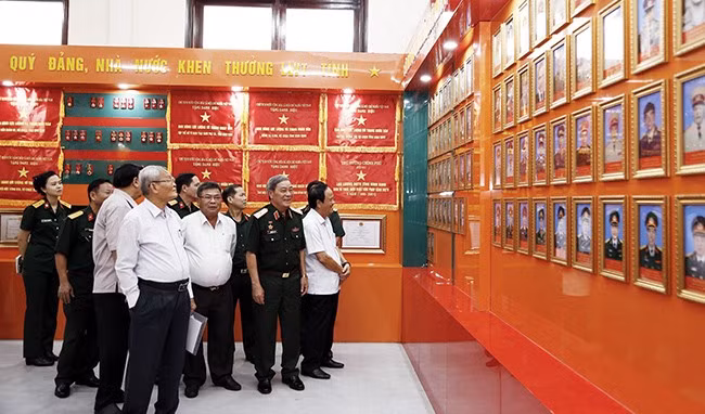 Các đại biểu tham quan Nhà truyền thống LLVT tỉnh. Ảnh: H.P