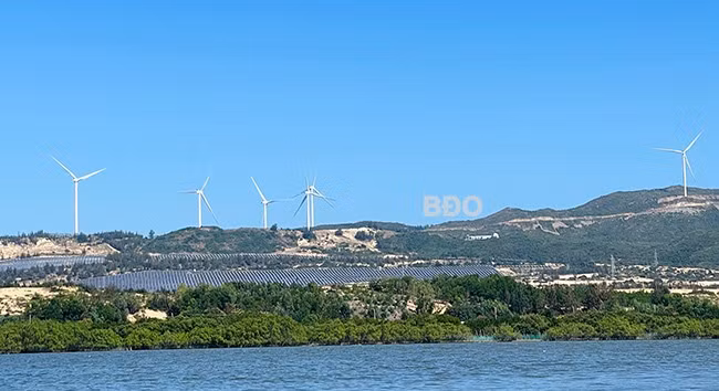 Kế hoạch 112/KH-UBND nhằm đảm bảo các dự án sớm đưa vào vận hành phát điện góp phần quan trọng để đạt được mục tiêu tăng trưởng kinh tế ở mức hai con số trong giai đoạn 2026 - 2030 theo yêu cầu của Chính phủ. - Trong ảnh: Các dự án điện gió, điện mặt trời đang hoạt động tại Khu Kinh tế Nhơn Hội. Ảnh: HẢI YẾN