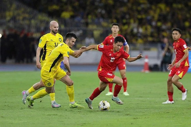 Cầu thủ Việt Nam (áo đỏ) gặp nhiều khó khăn trước dàn cầu thủ nhập tịch chất lượng của Malaysia. Ảnh: Znews Cầu thủ Việt Nam (áo đỏ) gặp nhiều khó khăn trước dàn cầu thủ nhập tịch chất lượng của Malaysia. Ảnh: Znews