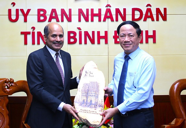 Chủ tịch UBND tỉnh Phạm Anh Tuấn tặng quà Ngài Sandeep Arya - Đại sứ Ấn Độ tại Việt Nam. Ảnh: H.THU