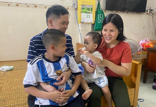 Niềm vui sau mỗi ngày làm việc của vợ chồng anh Tuấn - chị Thu cùng hai con. Ảnh: X.Q