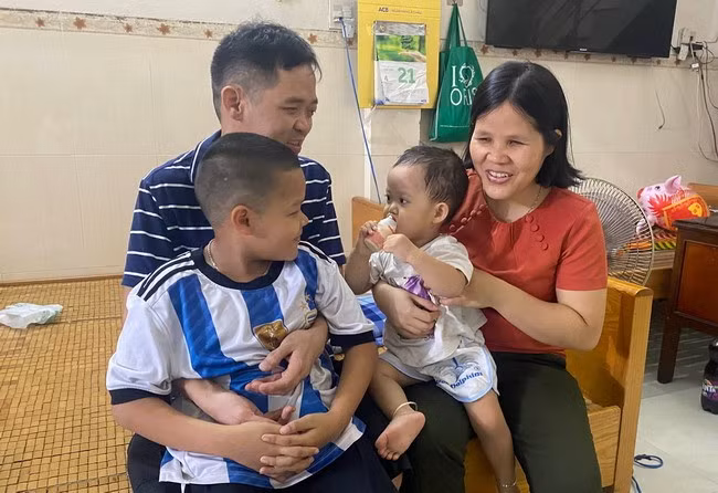 Niềm vui sau mỗi ngày làm việc của vợ chồng anh Tuấn - chị Thu cùng hai con. Ảnh: X.Q