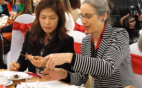 Đại sứ Hà Lan tại Việt Nam Nienke Trooster thăm làng nghề Tam Tảo, tỉnh Bắc Ninh