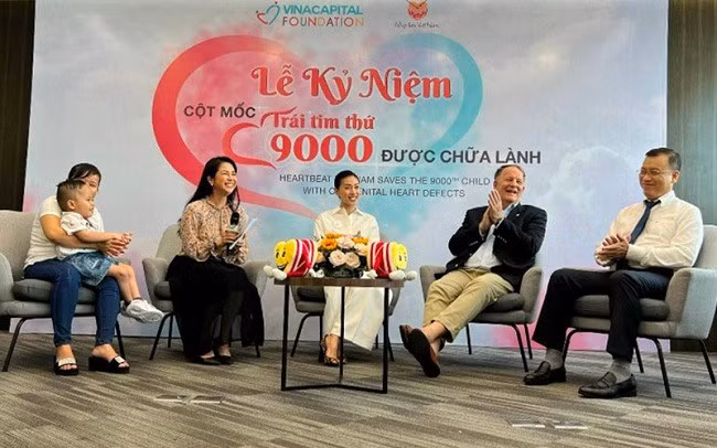 Bé Thành Danh, trẻ em thứ 9.000 được phẫu thuật, điều trị tim miễn phí thành công và các khách mời giao lưu tại chương trình.