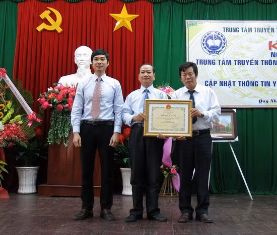 Trung tâm TT-GDSK tỉnh nhận Bằng khen của Bộ Y tế.