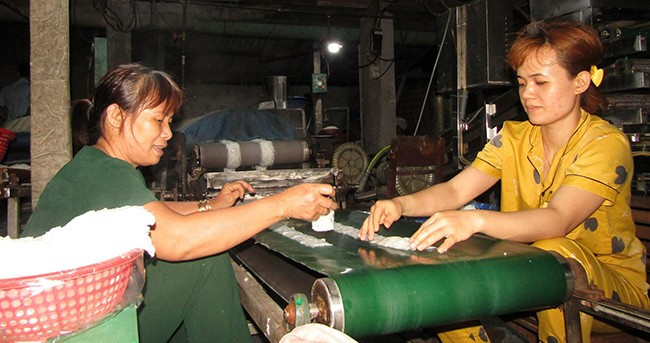 Chị Trúc cùng con đang xếp bánh hỏi. Ảnh: T. TRỌN Chị Trúc cùng con đang xếp bánh hỏi. Ảnh: T. TRỌN