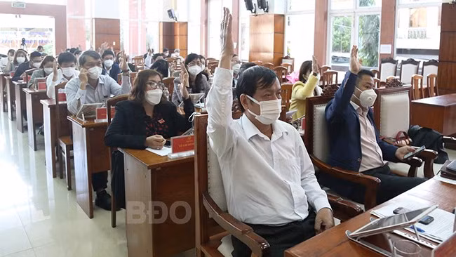 Các đại biểu HĐND thành phố biểu quyết thông qua các Nghị quyết của kỳ họp. Ảnh: N. HÂN