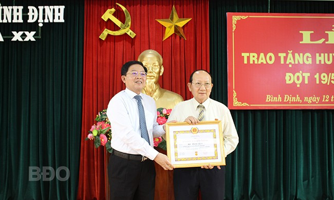 Bí thư Tỉnh ủy Hồ Quốc Dũng (bên trái) trao tặng Huy hiệu 45 năm tuổi Đảng cho đồng chí Lê Hữu Lộc. Ảnh: N. HÂN Bí thư Tỉnh ủy Hồ Quốc Dũng (bên trái) trao tặng Huy hiệu 45 năm tuổi Đảng cho đồng chí Lê Hữu Lộc. Ảnh: N. HÂN