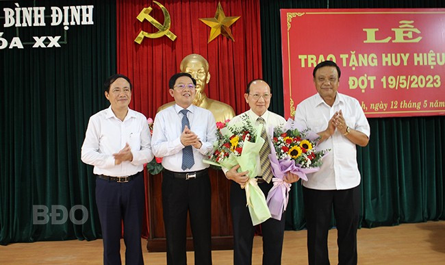 Các đồng chí trong Thường trực Tỉnh ủy tặng hoa chúc mừng đồng chí Lê Hữu Lộc. Ảnh: N. HÂN Các đồng chí trong Thường trực Tỉnh ủy tặng hoa chúc mừng đồng chí Lê Hữu Lộc. Ảnh: N. HÂN