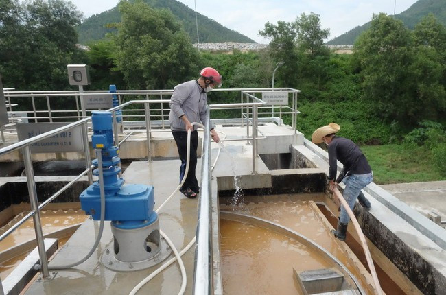 Hoạt động của Trạm xử lý nước rỉ rác tại bãi rác Long Mỹ góp phần đảm bảo vệ sinh môi trường. Ảnh: ĐOAN NGỌC