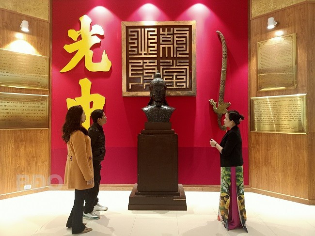 Khách tham quan phòng trưng bày về cuộc kháng chiến chống quân Thanh tại Bảo tàng Quang Trung, với các hiện vật được trưng bày như: Tượng hoàng đế Quang Trung, ấn tín “Triều đường chi ấn”, kiếm lệnh; trích các lời hịch, bài chiếu của Vua Quang Trung. Ảnh: ĐÌNH PHƯƠNG