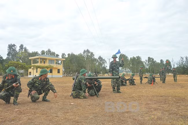 Huấn luyện chuyển loại súng SPG9 ở Trung đoàn 977.