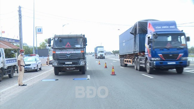 Lực lượng chức năng sẽ kết hợp đồng thời nhiều giải pháp để ngăn chặn vi phạm về tải trọng, chở hàng rơi vãi. Lực lượng chức năng sẽ kết hợp đồng thời nhiều giải pháp để ngăn chặn vi phạm về tải trọng, chở hàng rơi vãi.