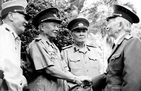 Thượng tướng Hoàng Cầm và Đại tướng Võ Nguyên Giáp. Ảnh tư liệu QĐND. Thượng tướng Hoàng Cầm và Đại tướng Võ Nguyên Giáp. Ảnh tư liệu QĐND.