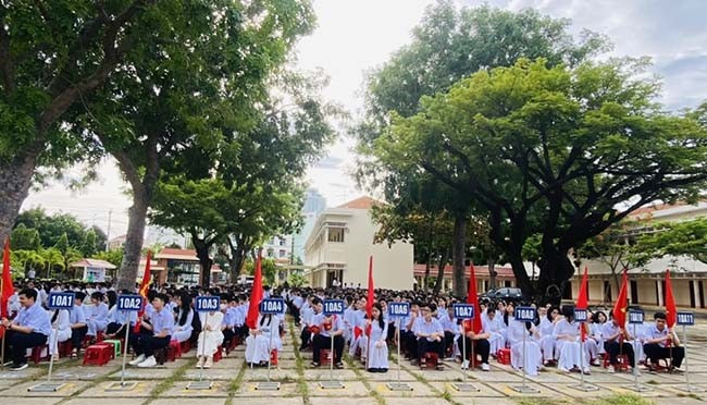 Học sinh khối 10 của trường phấn khởi đón chào năm học mới. Ảnh: N.T Học sinh khối 10 của trường phấn khởi đón chào năm học mới. Ảnh: N.T