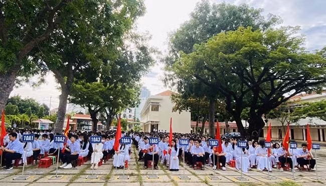 Học sinh khối 10 của trường phấn khởi đón chào năm học mới. Ảnh: N.T