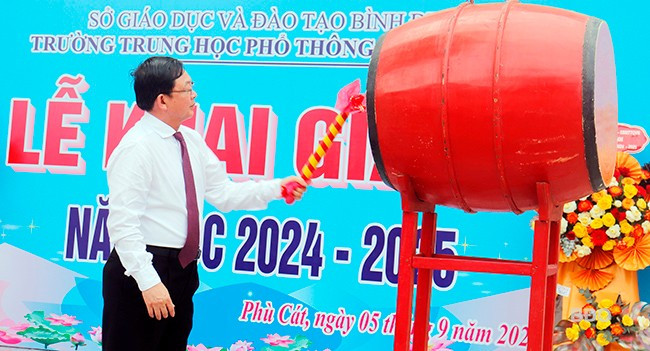 Bí thư Tỉnh ủy Hồ Quốc Dũng đánh trống khai giảng năm học 2024 - 2025 tại Trường THPT Số 2 Phù Cát. Ảnh: Mai Hoàng Bí thư Tỉnh ủy Hồ Quốc Dũng đánh trống khai giảng năm học 2024 - 2025 tại Trường THPT Số 2 Phù Cát. Ảnh: Mai Hoàng