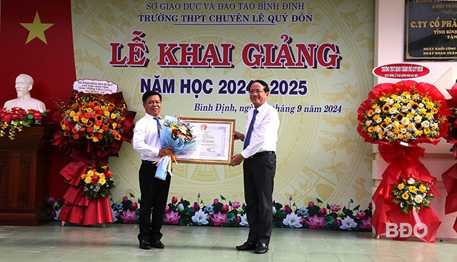 Đồng chí Phạm Anh Tuấn - Phó Bí thư Tỉnh ủy, Chủ tịch UBND tỉnh, trao bằng công nhận trường đạt chuẩn quốc gia mức độ 2 cho Trường THPT chuyên Lê Quý Đôn. Ảnh: T.SỸ Đồng chí Phạm Anh Tuấn - Phó Bí thư Tỉnh ủy, Chủ tịch UBND tỉnh, trao bằng công nhận trường đạt chuẩn quốc gia mức độ 2 cho Trường THPT chuyên Lê Quý Đôn. Ảnh: T.SỸ