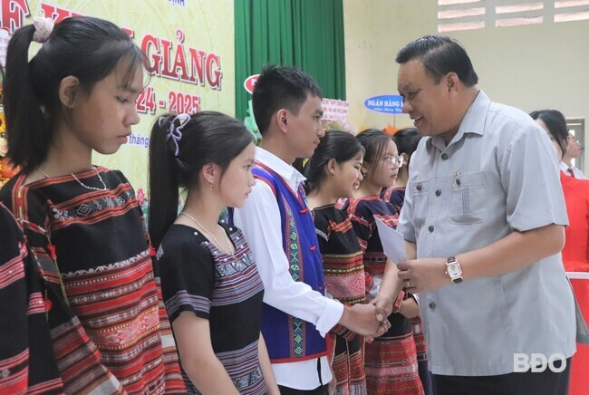 Phó Bí thư Thường trực Tỉnh ủy Lê Kim Toàn trao học bổng cho học sinh trường. Ảnh: HỒ ĐIỂM Phó Bí thư Thường trực Tỉnh ủy Lê Kim Toàn trao học bổng cho học sinh trường. Ảnh: HỒ ĐIỂM