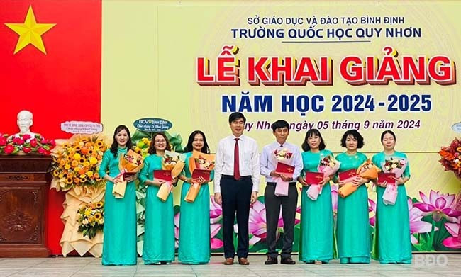 Phó Chủ tịch UBND tỉnh Lâm Hải Giang trao Kỷ niệm chương của Bộ GD&ĐT cho các thầy cô giáo. Ảnh: N.T Phó Chủ tịch UBND tỉnh Lâm Hải Giang trao Kỷ niệm chương của Bộ GD&ĐT cho các thầy cô giáo. Ảnh: N.T