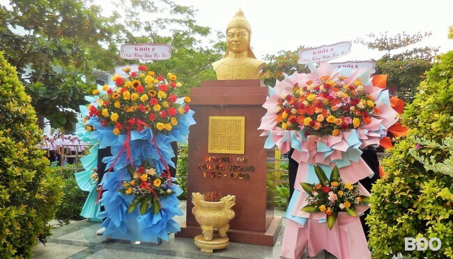 Những lẵng hoa tươi thắm được thầy cô và học sinh nhà trường dâng lên tượng Hoàng đế Quang Trung. Ảnh: V.L Những lẵng hoa tươi thắm được thầy cô và học sinh nhà trường dâng lên tượng Hoàng đế Quang Trung. Ảnh: V.L