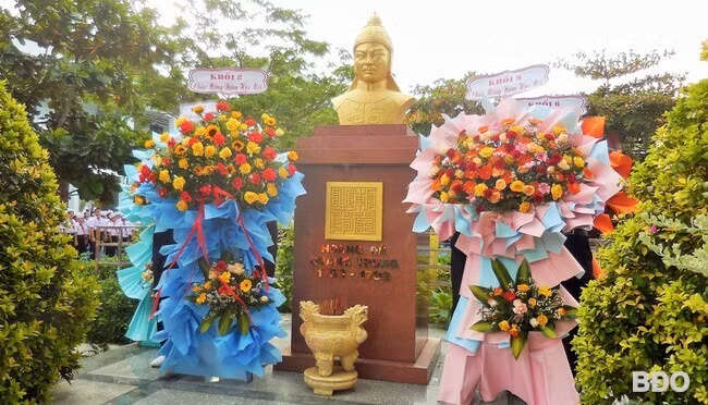 Những lẵng hoa tươi thắm được thầy cô và học sinh nhà trường dâng lên tượng Hoàng đế Quang Trung. Ảnh: V.L