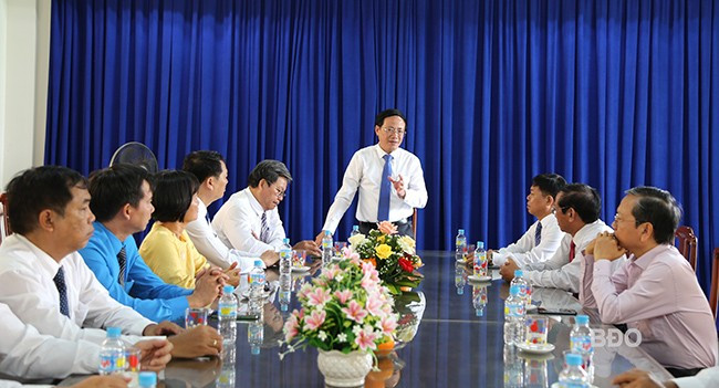 Đồng chí Phạm Anh Tuấn - Phó Bí thư Tỉnh ủy, Chủ tịch UBND tỉnh (người đứng), làm việc với Ban giám hiệu và giáo viên Trường THPT chuyên Lê Quý Đôn. Ảnh: T.SỸ Đồng chí Phạm Anh Tuấn - Phó Bí thư Tỉnh ủy, Chủ tịch UBND tỉnh (người đứng), làm việc với Ban giám hiệu và giáo viên Trường THPT chuyên Lê Quý Đôn. Ảnh: T.SỸ