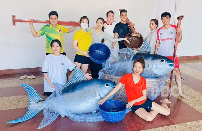 Hình ảnh cá ngừ đại dương xuất hiện ấn tượng trong một tiết mục múa. Ảnh: NVCC