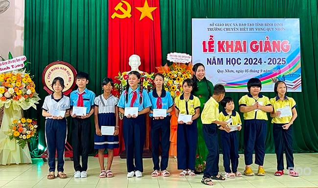 Bà Lý Tiết Hạnh trao 10 suất quà cho các em có hoàn cảnh khó khăn của trường. Ảnh: HẢI YẾN Bà Lý Tiết Hạnh trao 10 suất quà cho các em có hoàn cảnh khó khăn của trường. Ảnh: HẢI YẾN