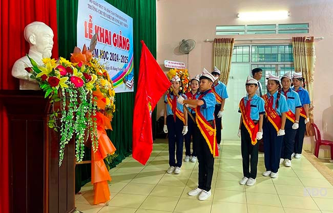 Các em học sinh của Trường Chuyên biệt Hy vọng hát quốc ca bằng ngôn ngữ cử chỉ. Ảnh: HẢI YẾN Các em học sinh của Trường Chuyên biệt Hy vọng hát quốc ca bằng ngôn ngữ cử chỉ. Ảnh: HẢI YẾN