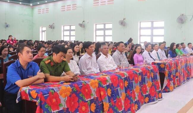 Đại biểu và thầy, trò Trường Phổ thông DTNT THPT Bình Định trong lễ khai giảng. Ảnh: HỒ ĐIỂM Đại biểu và thầy, trò Trường Phổ thông DTNT THPT Bình Định trong lễ khai giảng. Ảnh: HỒ ĐIỂM