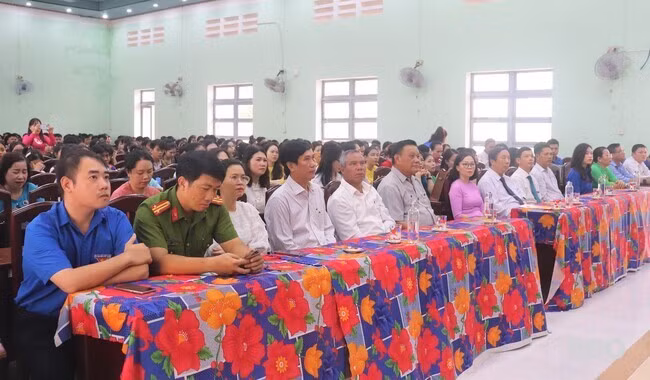 Đại biểu và thầy, trò Trường Phổ thông DTNT THPT Bình Định trong lễ khai giảng. Ảnh: HỒ ĐIỂM